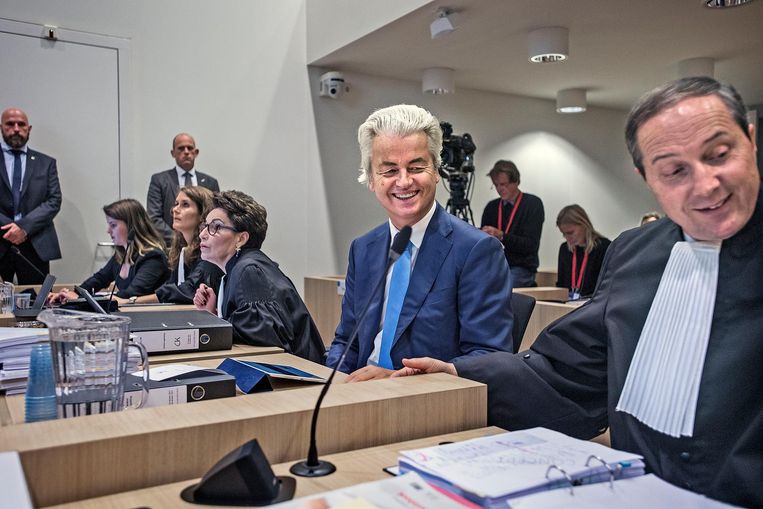Geert Wilders samen met het echtpaar Knoops. Beeld Guus Dubbelman / de Volkskrant