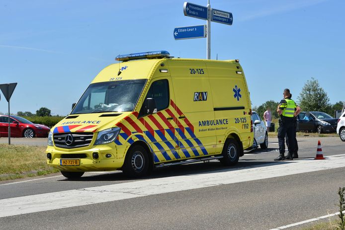 Op de kruising van de Strijpenseweg en de Zevenbergseweg in Etten-Leur zijn zondagmiddag twee auto's op elkaar gebotst.