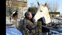 Cees Smit wordt begroet door zijn paard Dadiva