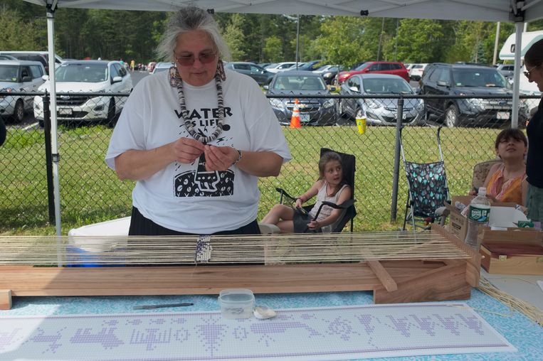 Julia Marden is een Aquinnah Wampanoag indiaan en kunstenares. Ze is de weef-manager van het Wampum Belt Project, waarvoor ze, samen met 100 stamleden, een ceremoniële gordel weeft met witte en paarse kralen, gemaakt van wampum: schelpen en slakkenhuizen.  Beeld Ellen Kok