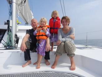 Wereldreizigers Kim (38), Geoffrey (38), Louise (6) en Anna (5) zes maanden ver: "Dit is toch wel een héél grote oceaan"