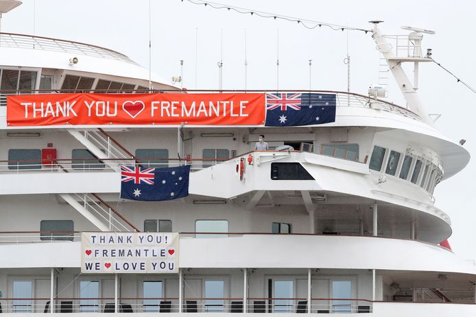 De MV Artania toen het enkele weken in quarantaine aangemeerd lag in Fremantle, Australië.