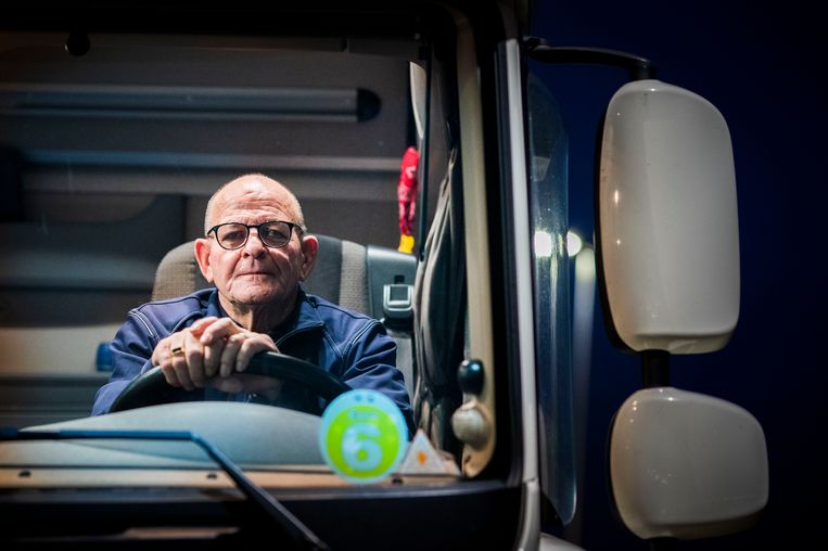 Ed Segers zat in 2020, op zijn 72ste, nog achter het stuur van de vrachtwagen.  Beeld Freek van den Bergh