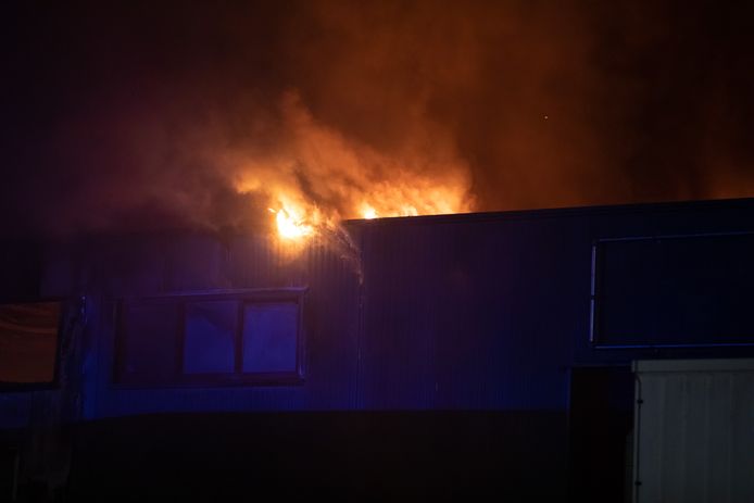 Bedrijfspand uitgebrand in Roosendaal.