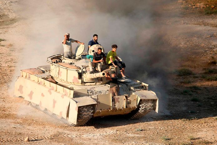 Syrische rebellen op een tank in de provincie Dera.