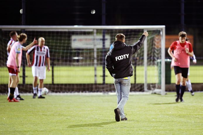 Voetballen met zeven spelers per team bij FC Tilburg aan de Spoordijk.