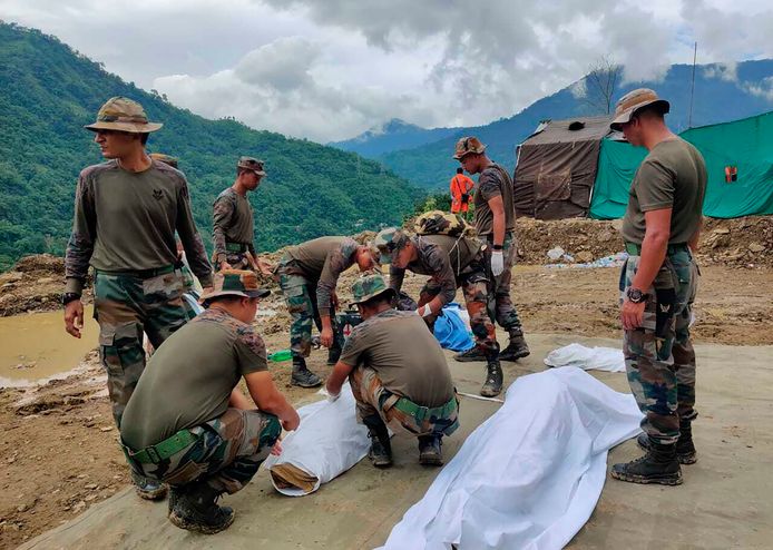 Soldaten bergen 25 doden na een aardverschuiving in India.