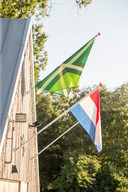 Aan de zompenloods in Lochem hangen ze naast elkaar: de nationale driekleur en die van de Achterhoek.