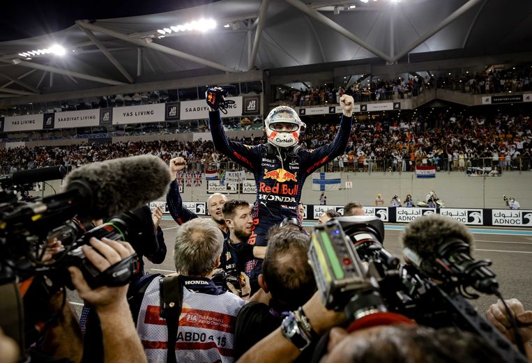 Max Verstappen juicht als hij in Abu Dhabi wereldkampioen in de Formule 1 is geworden. Beeld Remko de Waal / ANP
