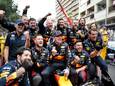 Max Verstappen en zijn team vieren de zege in Monaco.