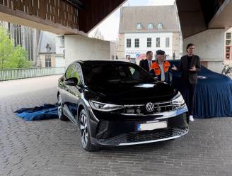 Gentse politie stelt twee volledig omgebouwde elektrische voertuigen voor en heeft meteen Europese primeur beet