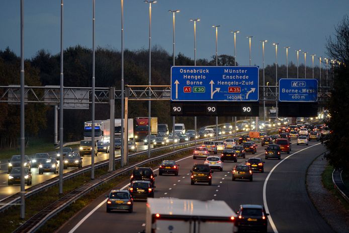 Om een einde te maken aan de toenemende filevorming op de A1 wil de VVD Twente dat er snel werk wordt gemaakt van een verbreding van de A1 tussen Rijssen en Azelo.