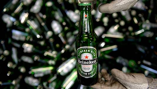 Een flesje van het gewone Heineken bier.