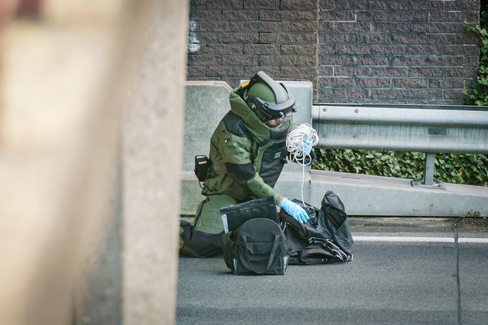 De A27 tussen Utrecht en Hilversum werd volledig afgesloten in beide richtingen vanwege een achtervolging en een daarop volgend politieonderzoek. De Explosieven Opruimingsdienst controleerde een verdachte auto met vijf grote jerrycans met een onbekende vloeistof.