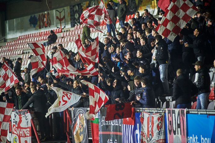 Enthousiaste Top Oss-supporters zijn blij dat ze het stadion weer in mogen tijdens de wedstrijd tegen FC Den Bosch.