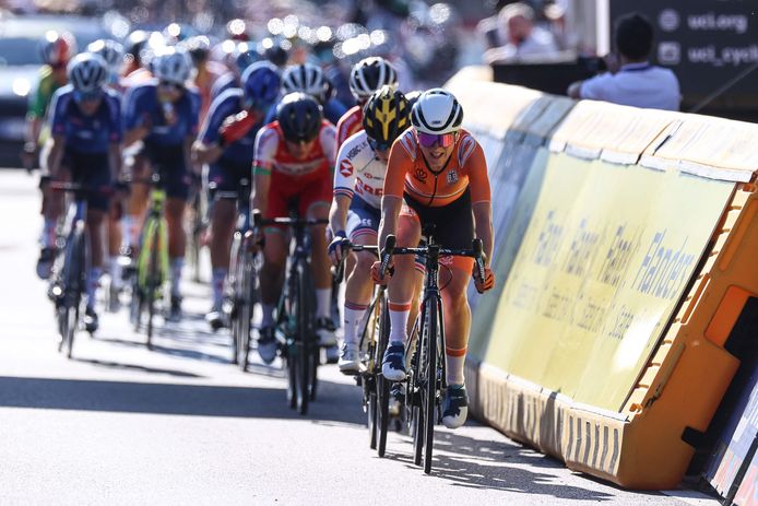 Annemiek van Vleuten op kop van het peloton.