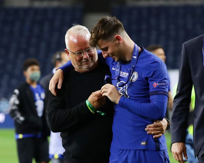 Tony Mount is zeer betrokken bij de voetbalcarrière van Mason Mount. Hij is vader en zaakwaarnemer van de ster van Chelsea. Hier vieren ze de zege op Manchester City in de finale van de Champions League van 2021 in Porto.