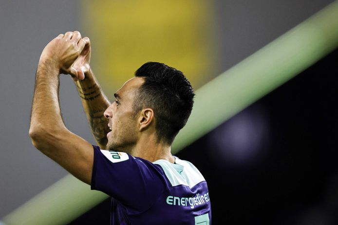 Eran Zahavi viert zijn treffer met een hartje voor zijn familie op de tribune.