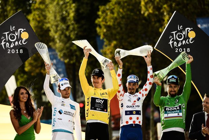 Geraint Thomas (in het geel met de beker), naast hem van links naar rechts: Peirre-Roger Latour, Julian Alaphilippe en Peter Sagan