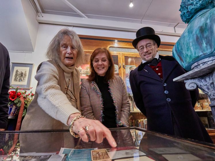 Hoog bezoek: Britse ambassadeur onder de indruk van Dickens in Deventer