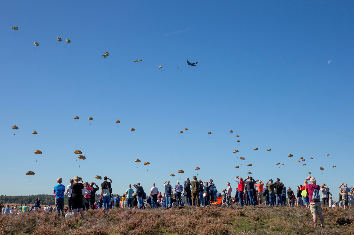 De dropping tijdens de Airborne Herdenking op de Ginkelse Heide in 2019.