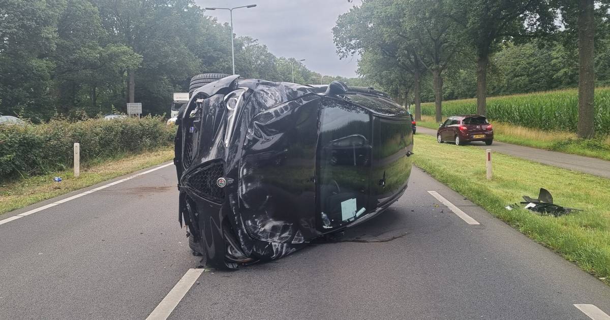 Ongeluk op N65 bij Vught: auto op zijkant op andere weghelft.