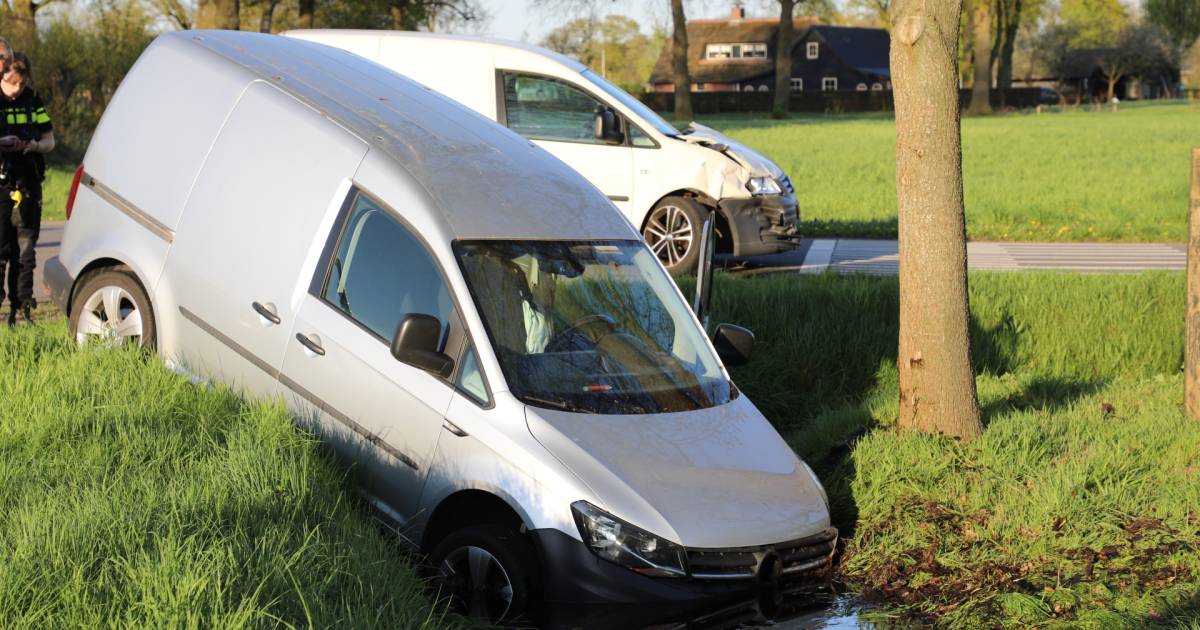 Busje eindigt met neus in de sloot na ongeval.