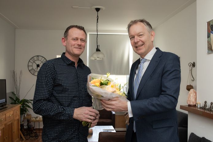 Vanochtend kwam de Baarnse burgemeester Mark Röell zijn dank overbrengen met een bloemetje.