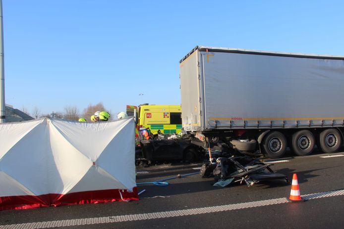 Ongeval E19 Sint-Job-in-'t-Goor. Auto rijdt in op staart van de file na kettingbotsing.