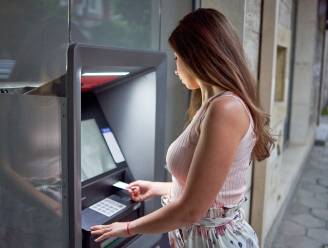 Waarom wordt het steeds moeilijker om veel cash af te halen? En welke limieten hanteren verschillende banken? 