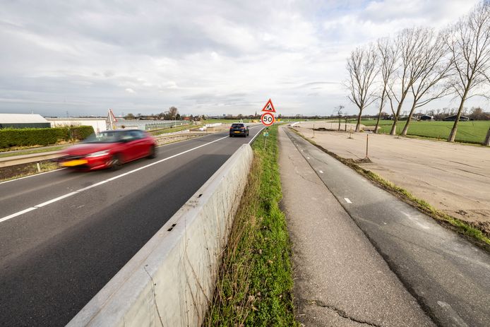 AR20211231-0003
31122021 - t Woudt , aanleg turborotonde Woudseweg ter hoogte van Molenlaan. Omwonenden Woudseweg vrezen voor geluidsoverlast.
AD Haagsche Courant Westland 
© Thierry Schut