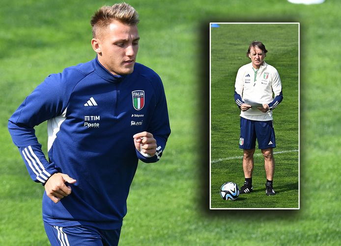 Mateo Retegui tijdens de training van Italië. Inzet: bondscoach Roberto Mancini.