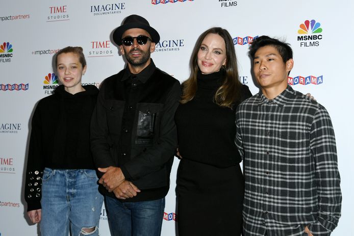 Shiloh Jolie-Pitt, straatartiest JR, Angelina Jolie en Pax Thien Jolie-Pitt tijdens de premiere of MSNBC Films' "Paper &  Glue: A JR Project" in november 2021.