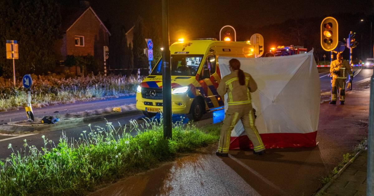 Scooterrijder overlijdt bij aanrijding, auto raakt hem als hij wil oversteken.