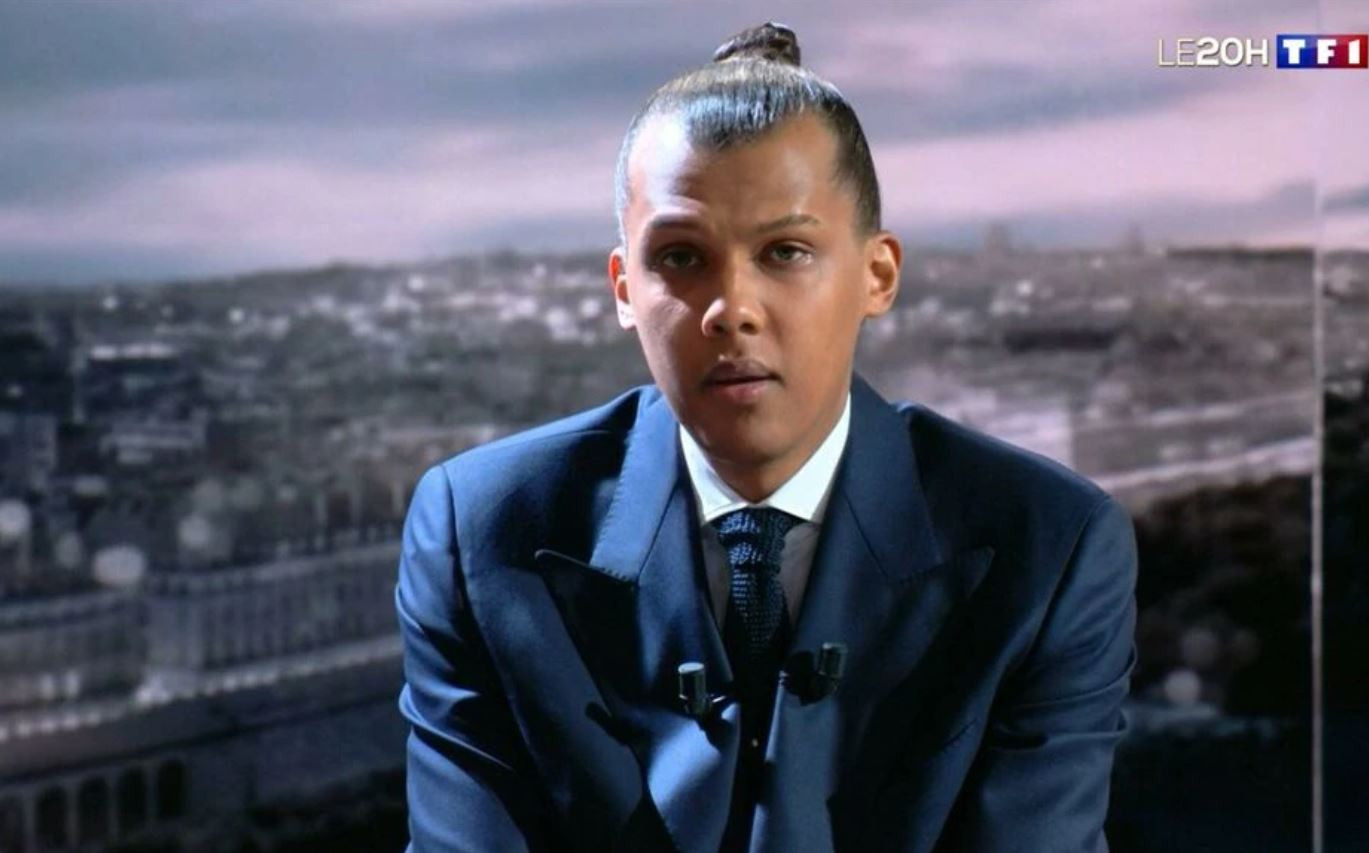 Stromae a dévoilé son nouveau titre “L’enfer” en exclusivité sur le plateau du 20 heures de TF1 dimanche soir. Un mélange entre information et promotion qui dérange certains.