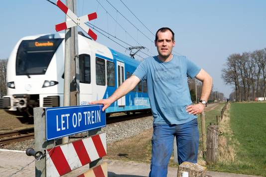 Arjan Dekker op de onbewaakte spoorweg overgangop de weg naar zijn boerderij.