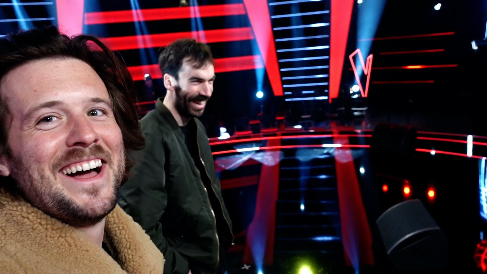 Kersverse coaches Jan en Mathieu geven een rondleiding in de studio van ‘The Voice van