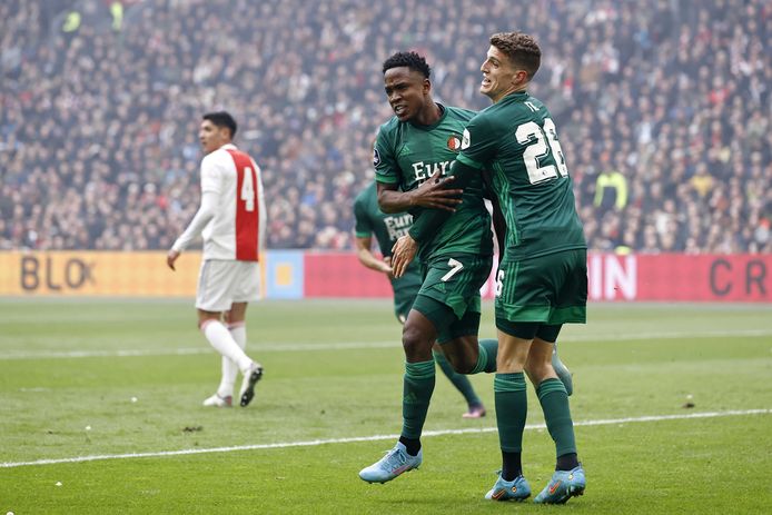Luis Sinisterra viert zijn goal.