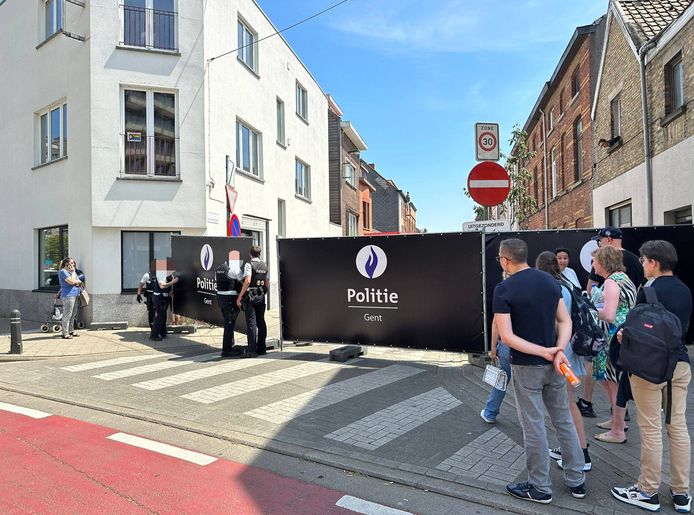 De politie heeft de Fuchsiastraat in Gent afgezet na de brand in de rijwoning.