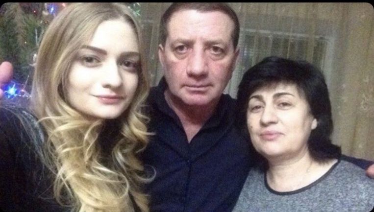 Medeia Tsahuriia en haar ouders op een foto van zes jaar geleden. Beeld 