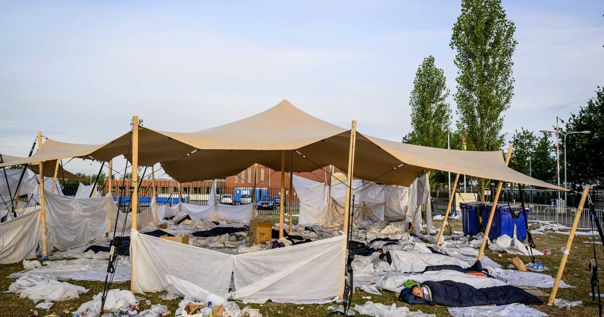 Enkele honderden asielzoekers sliepen buiten in Ter Apel - AD