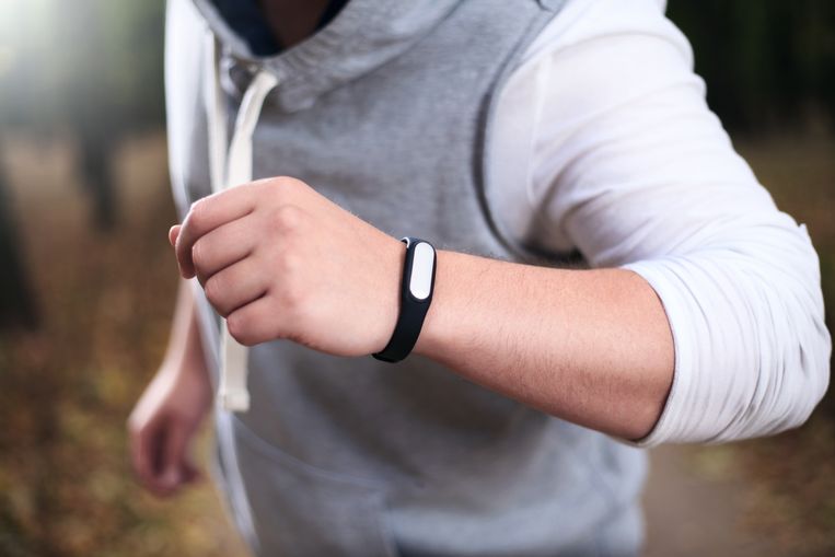 Consumenten zijn al langer gewend aan zelfmetingen met wearables, zoals de fitnessarmband. Beeld colourbox