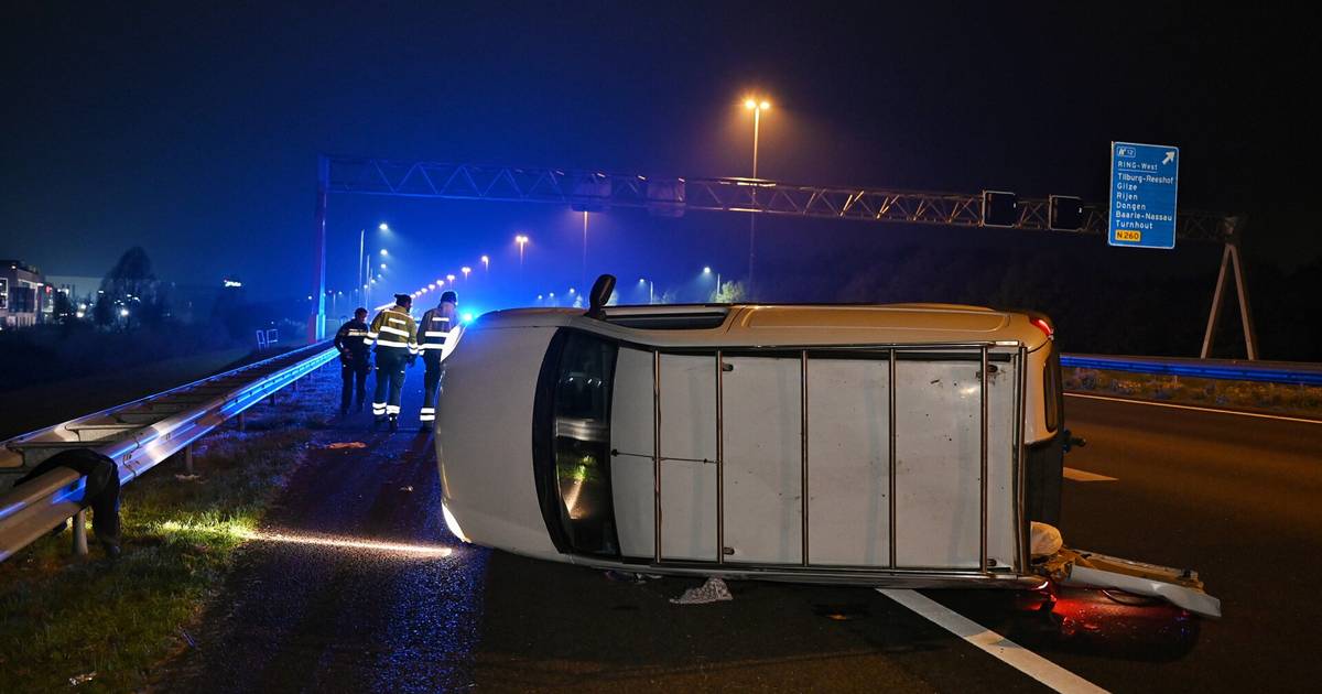 Automobilist spoorloos na ongeval met busje op A58 bij Tilburg.