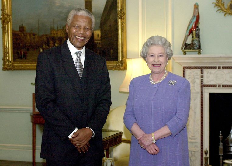 Former South African President Nelson Mandela joins English Queen Elizabeth II for tea at Buckingham Palace.    (Photo by Ken Goff/Getty Images) Beeld Getty Images