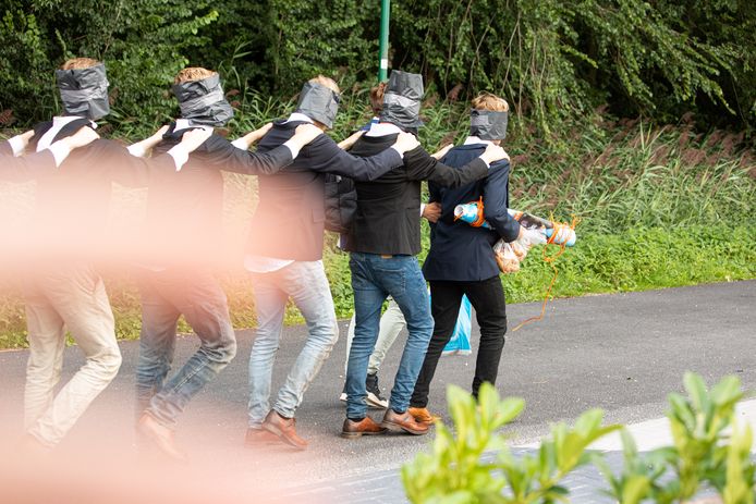 Een rechtenstudent pakt de telelens van de fotograaf.