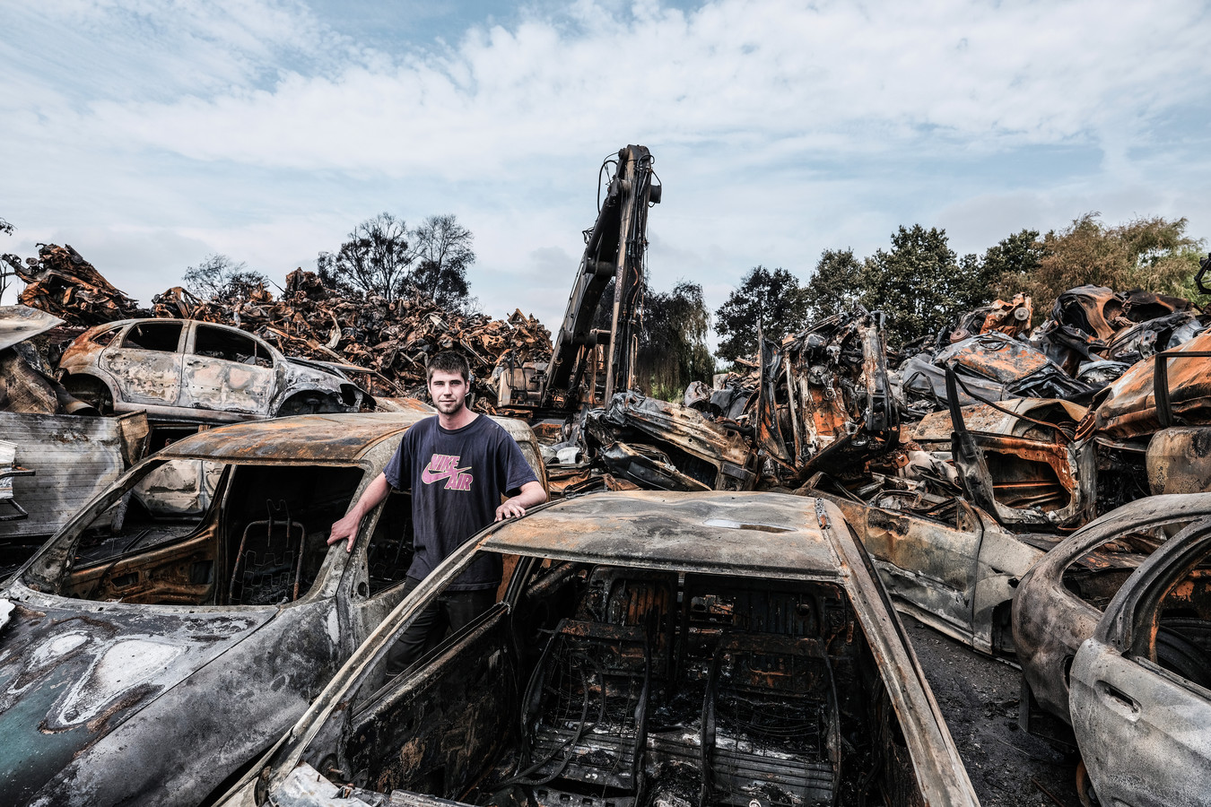 Richie Berendsen tussen de autowrakken, een dag na de verwoestende brand.