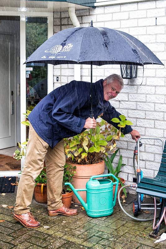 Evert Lammers uit Laren becijferde dat hij zeventig regentonnen nodig zou hebben om zijn dak af te koppelen van het riool