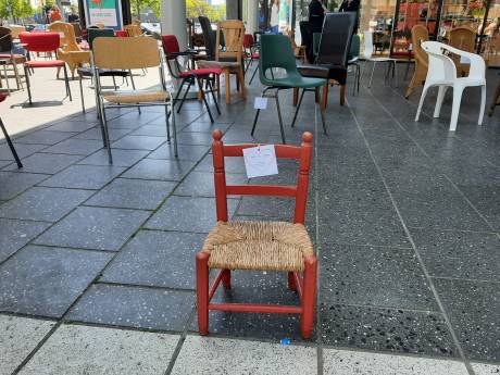 Lege stoelen in Eindhovense winkelstraat voor Brabantse verkeersdoden: ‘Dan weet je hoeveel 140 is’