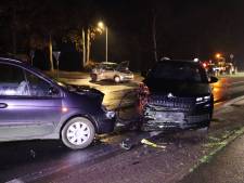 Ongeval met drie auto's bij Delden, slachtoffer uit wrak geknipt door brandweer