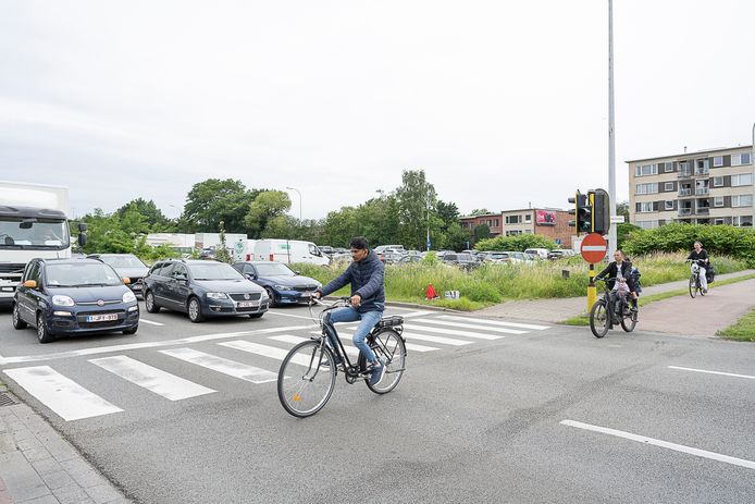 Het immense kruispunt van de R11 tussen Wilrijk en Mortsel (met achteraan op de foto de park-and-ride) met de Prins Boudewijnlaan in Wilrijk.
